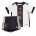 Billige Tyskland Leon Goretzka #8 Hjemmetrøye Barn VM 2022 Kortermet (+ korte bukser)